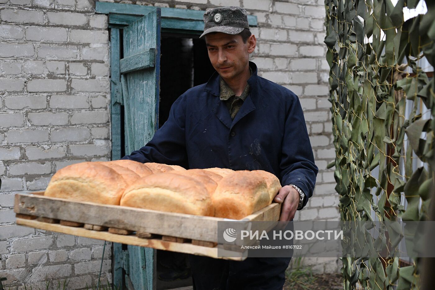 Выпечка хлеба для жителей освобожденных территорий ЛНР