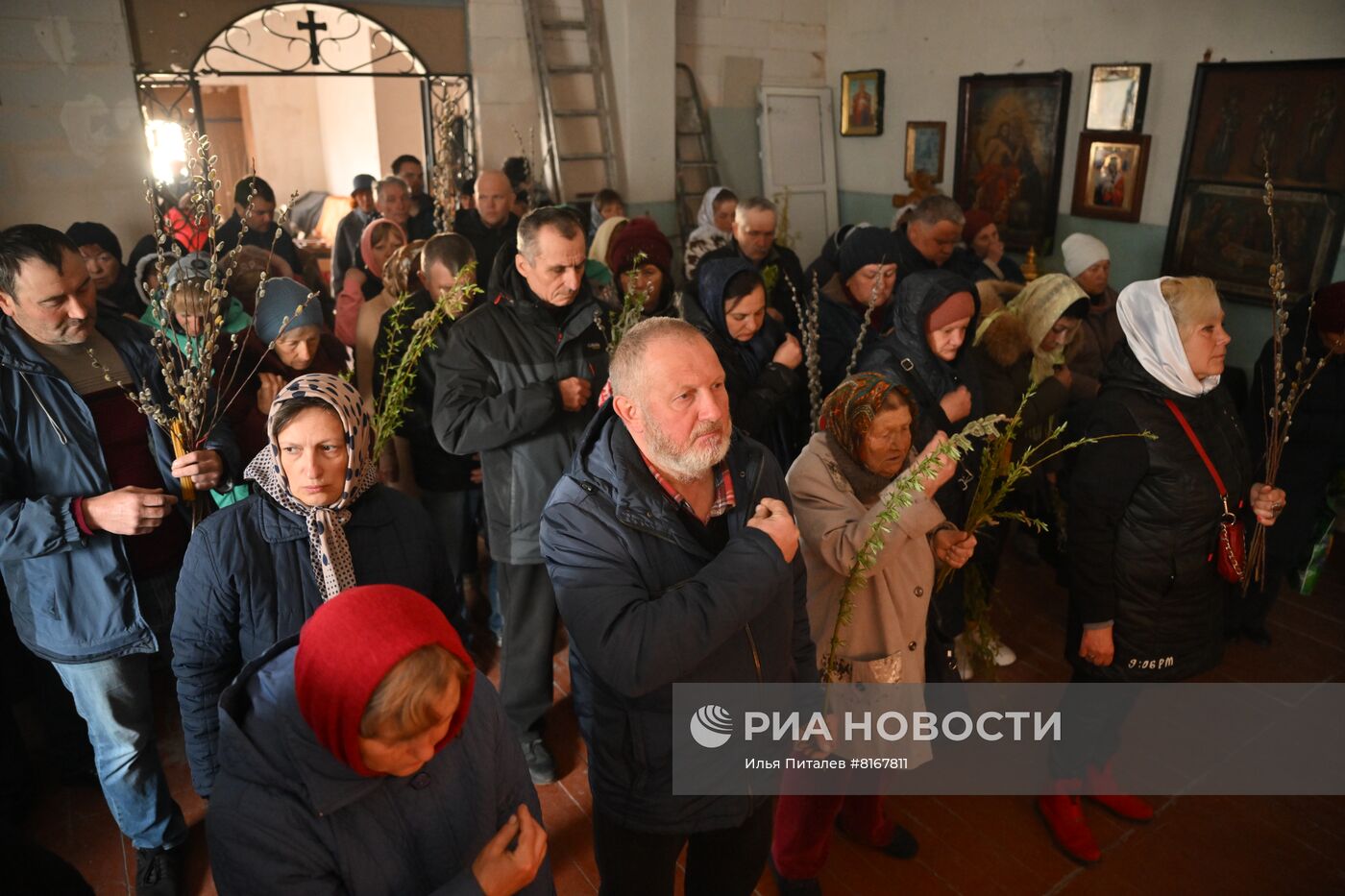 Верующие отмечают Вербное воскресенье в Волновахе