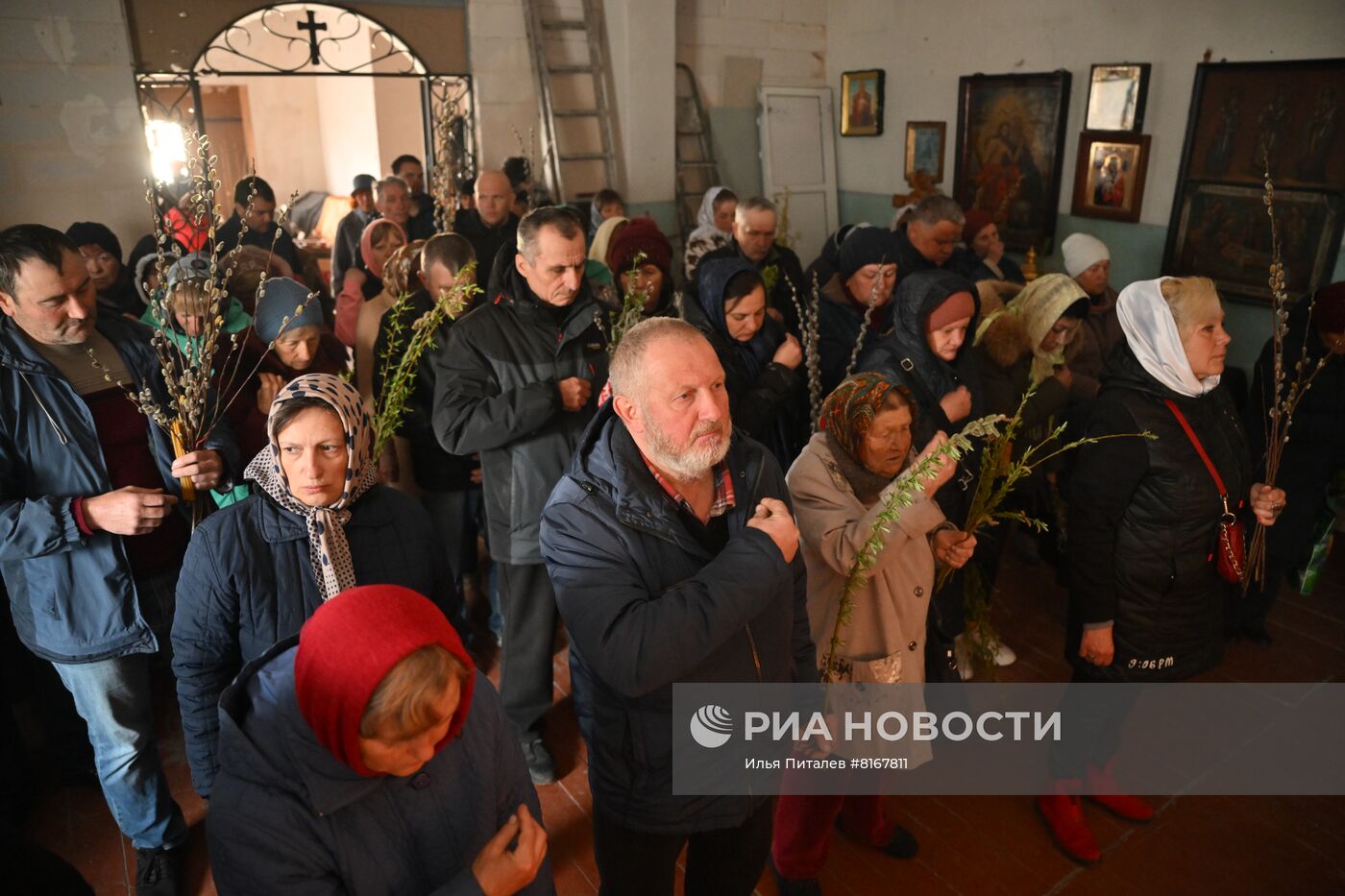 Верующие отмечают Вербное воскресенье в Волновахе