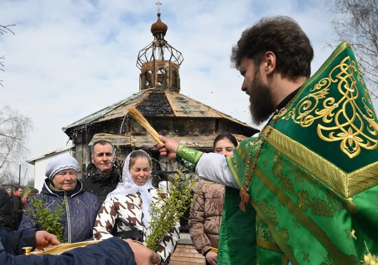 Верующие отмечают Вербное воскресенье в Волновахе