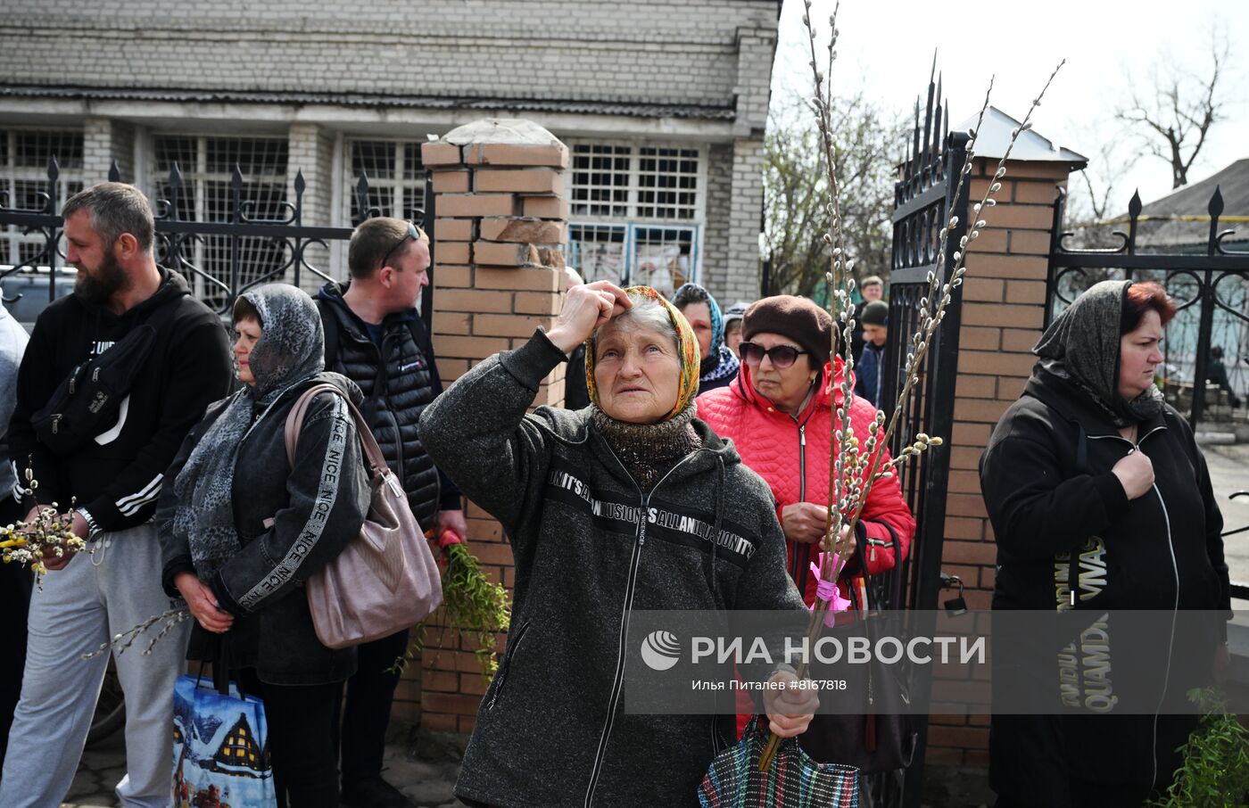 Верующие отмечают Вербное воскресенье в Волновахе