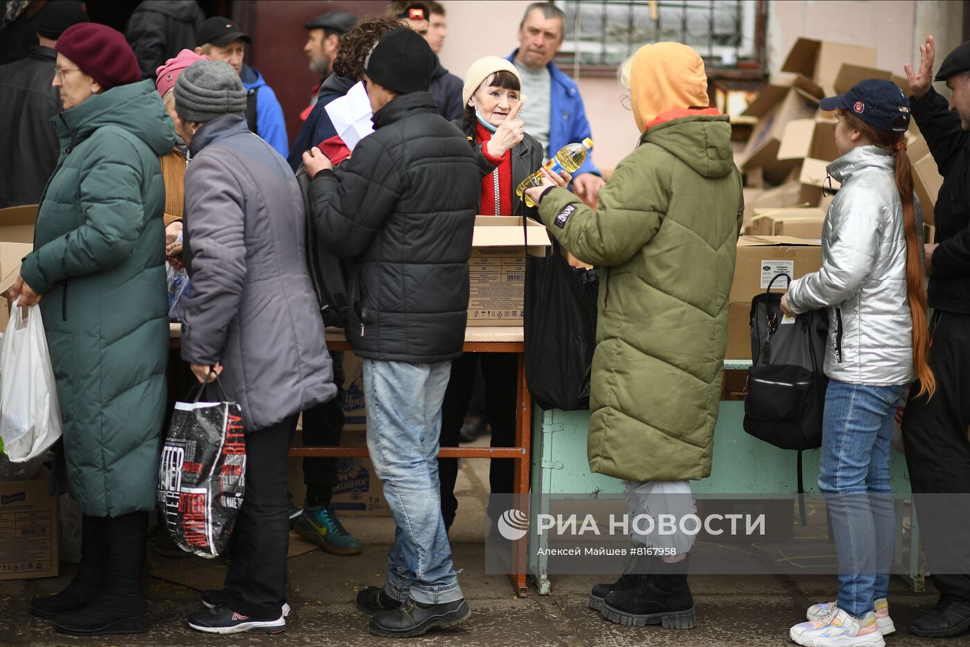 Раздача гуманитарной помощи в Рубежном