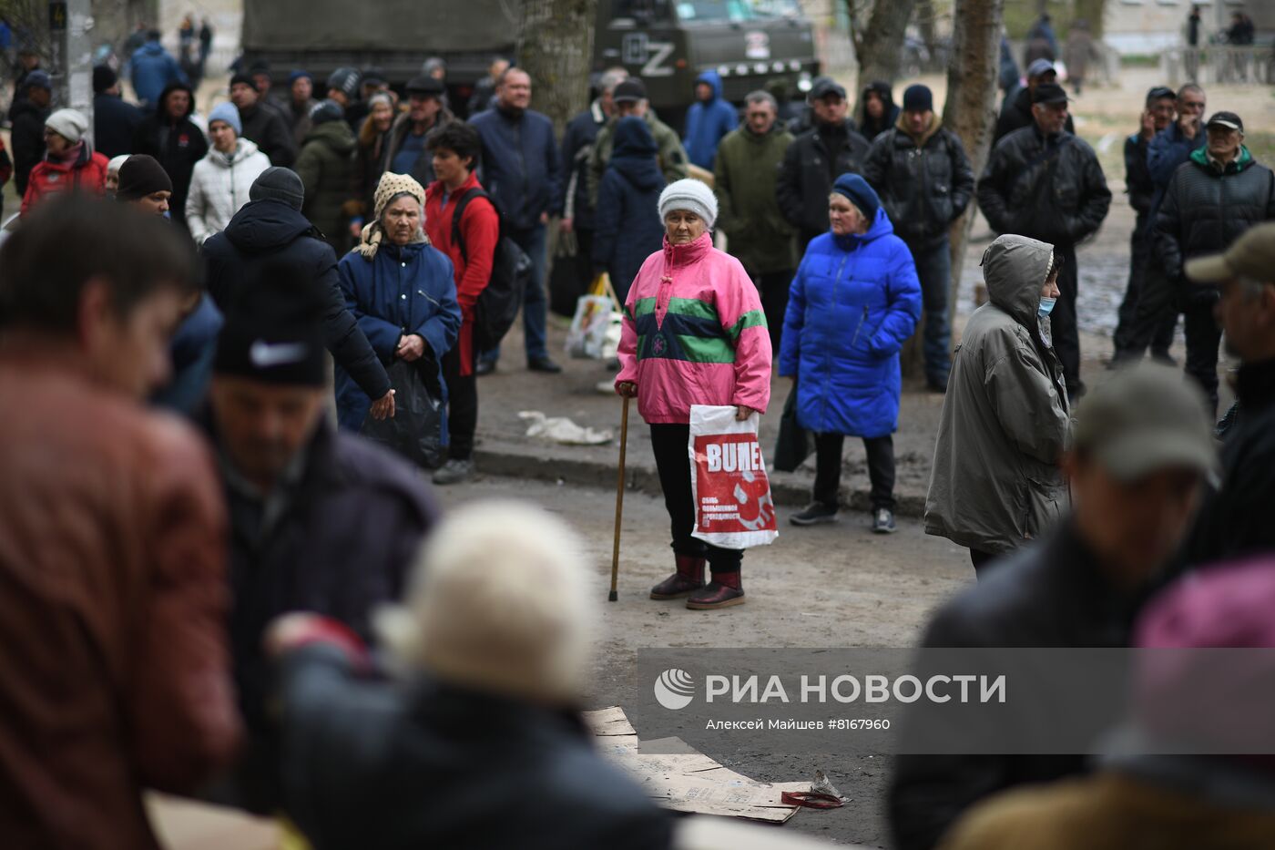 Раздача гуманитарной помощи в Рубежном