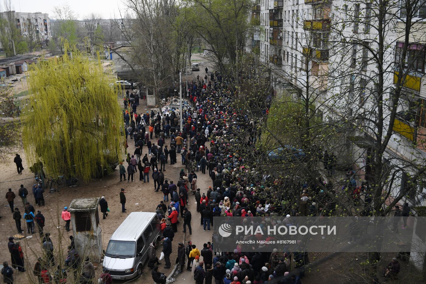 Раздача гуманитарной помощи в Рубежном