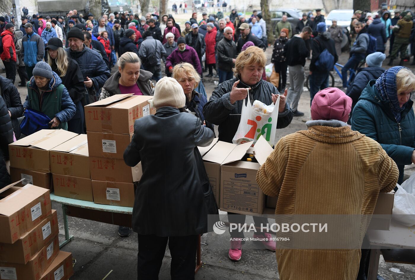 Раздача гуманитарной помощи в Рубежном