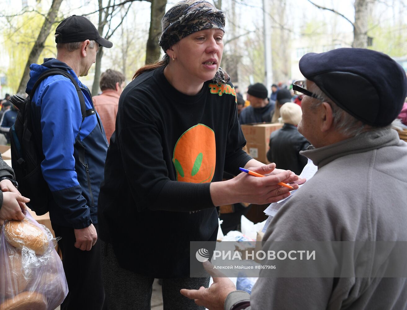 Раздача гуманитарной помощи в Рубежном