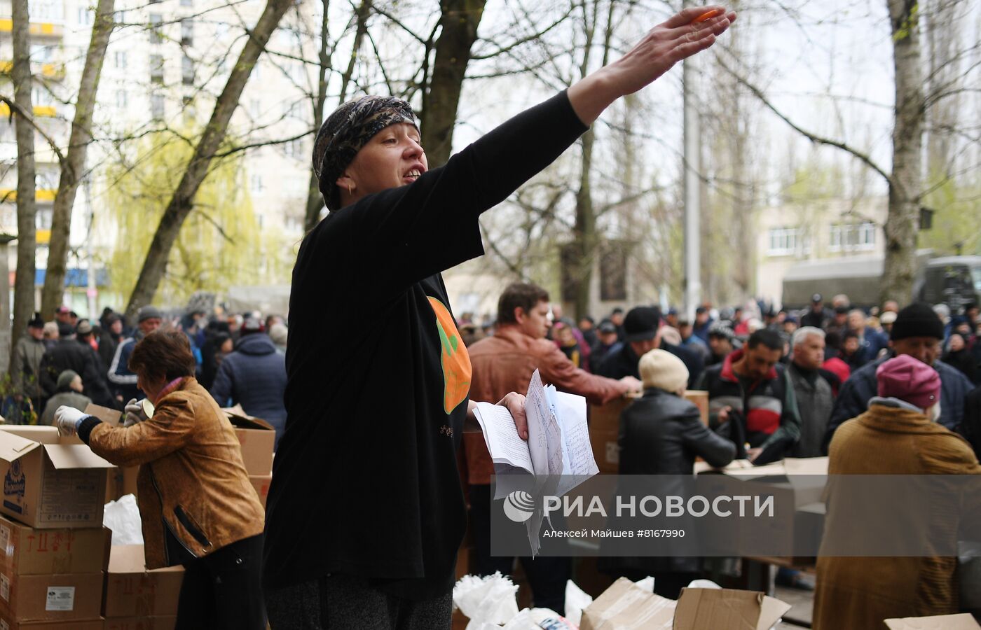 Раздача гуманитарной помощи в Рубежном