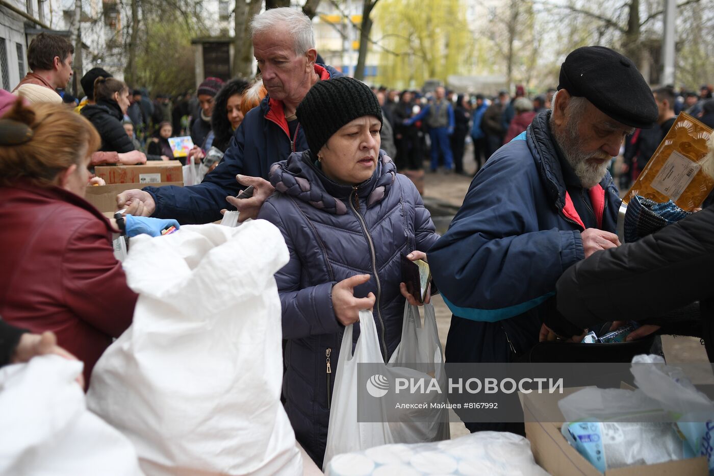 Раздача гуманитарной помощи в Рубежном