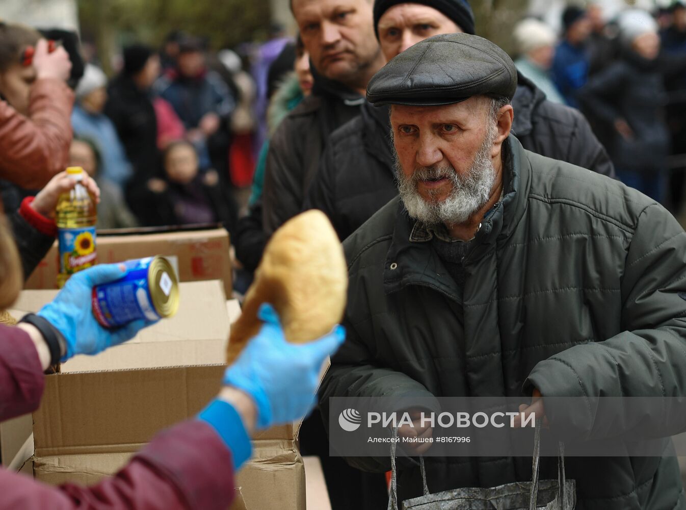 Раздача гуманитарной помощи в Рубежном