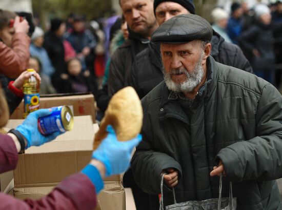 Раздача гуманитарной помощи в Рубежном