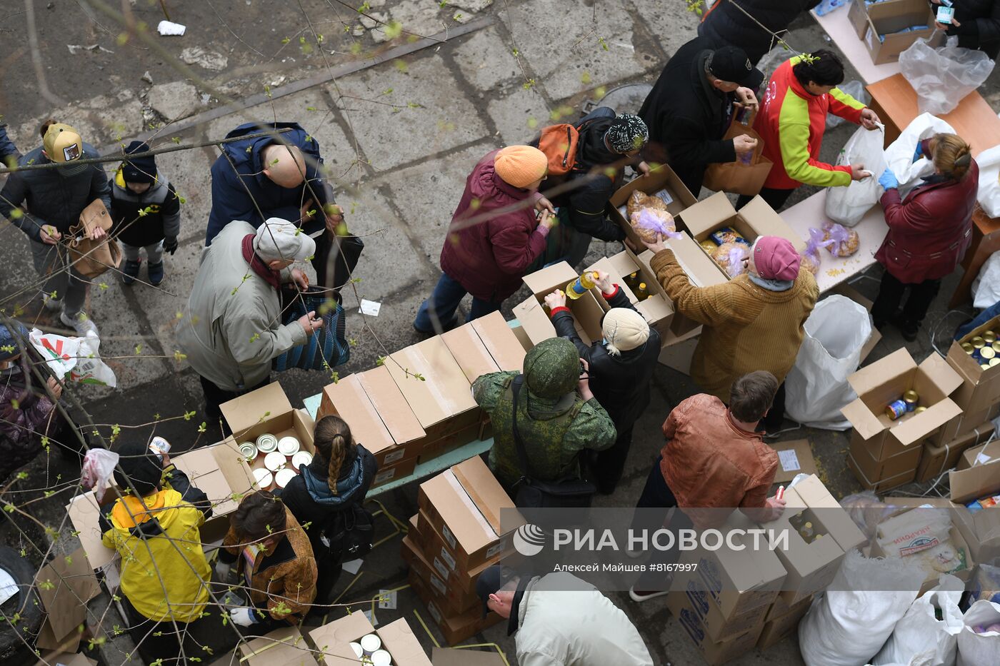 Раздача гуманитарной помощи в Рубежном
