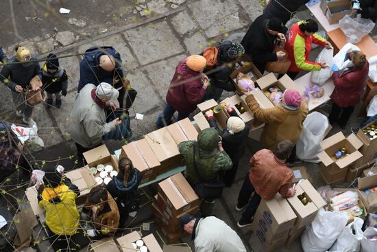 Раздача гуманитарной помощи в Рубежном