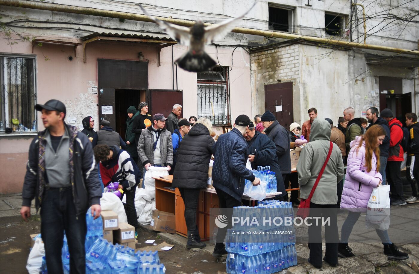 Раздача гуманитарной помощи в Рубежном