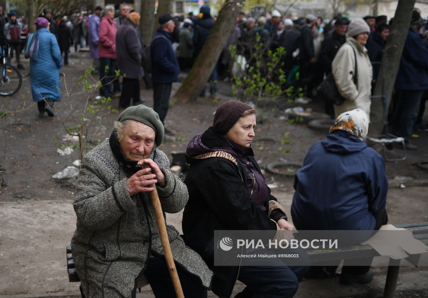 Раздача гуманитарной помощи в Рубежном