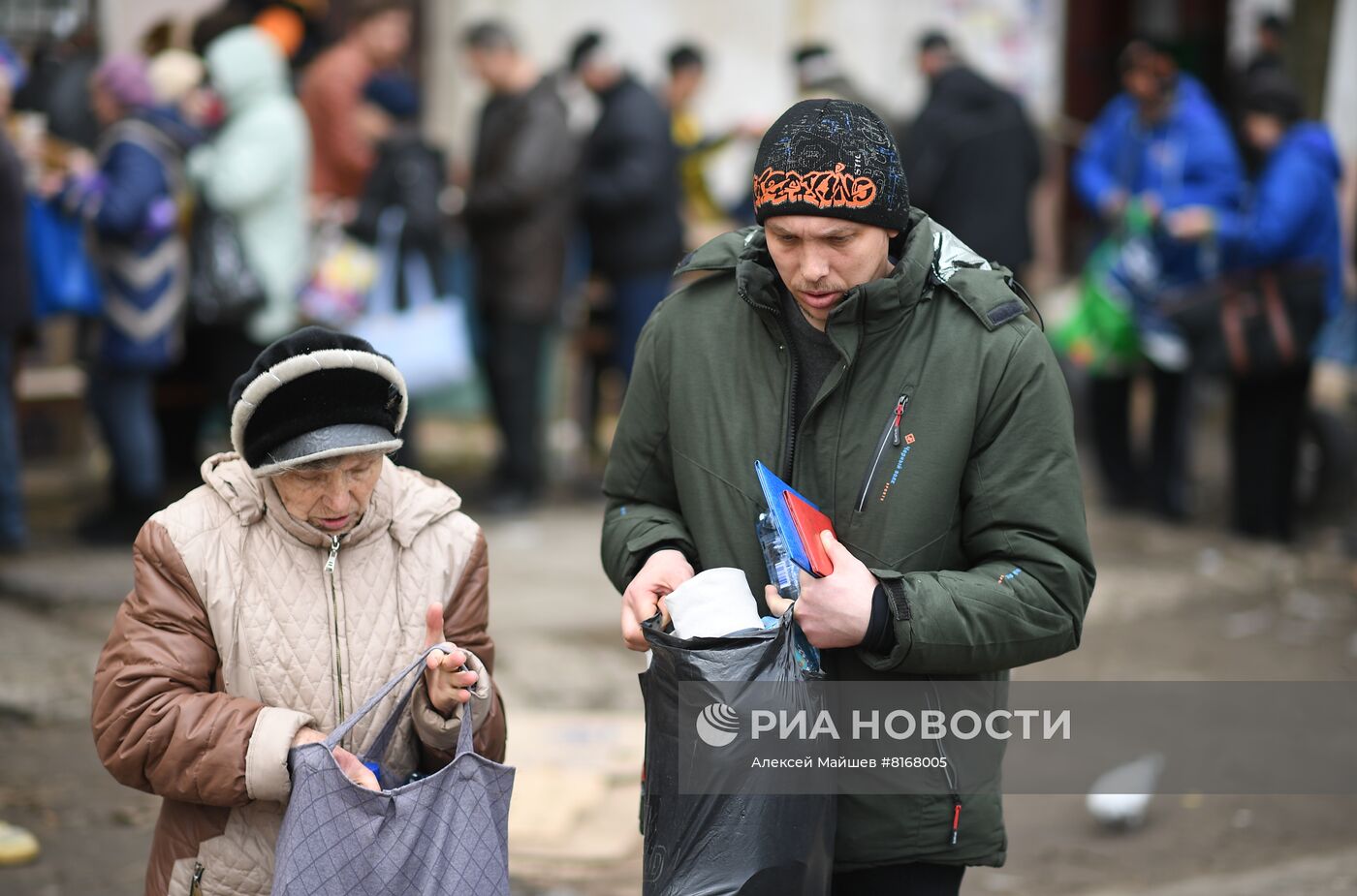 Раздача гуманитарной помощи в Рубежном