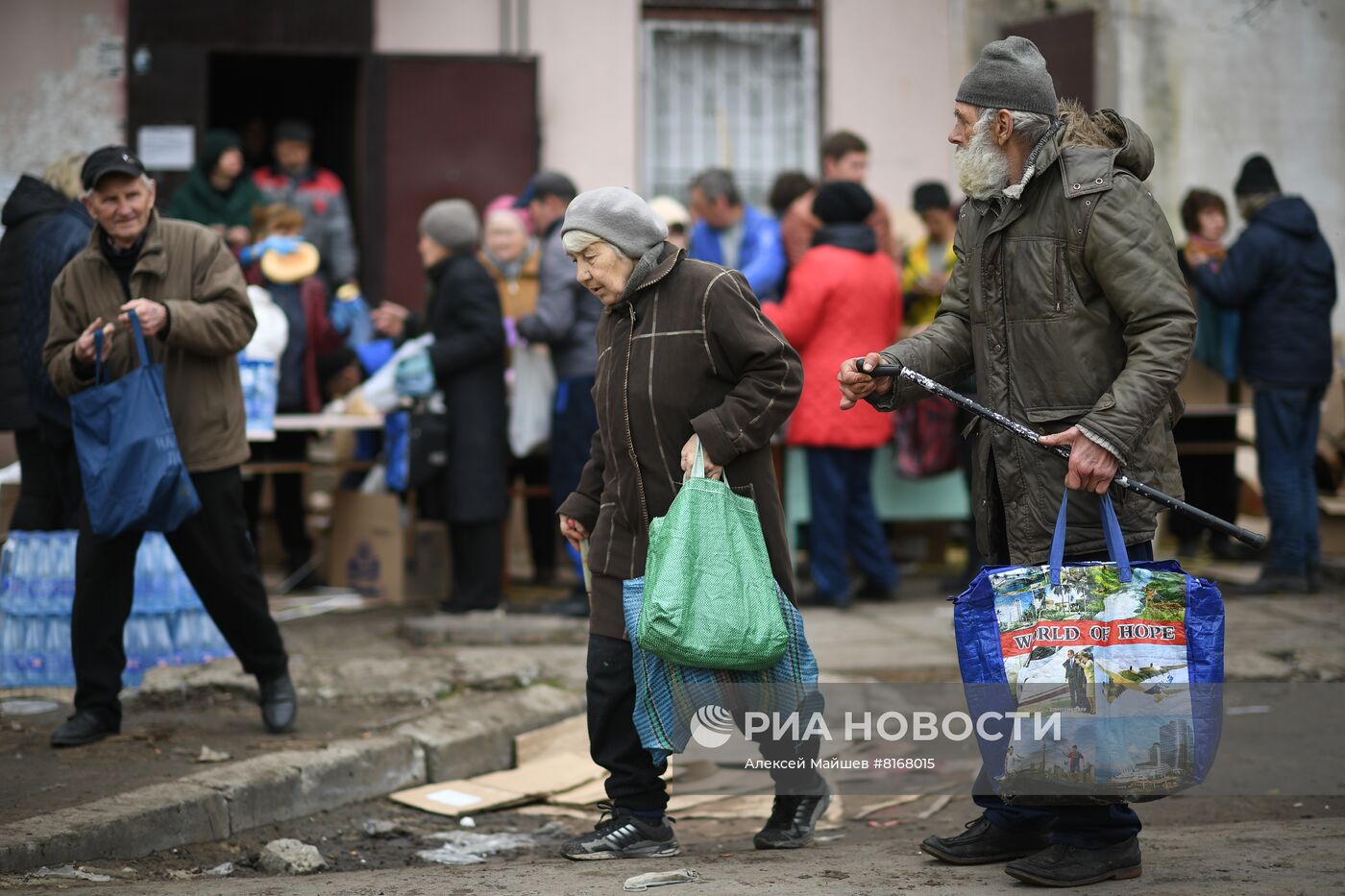 Раздача гуманитарной помощи в Рубежном