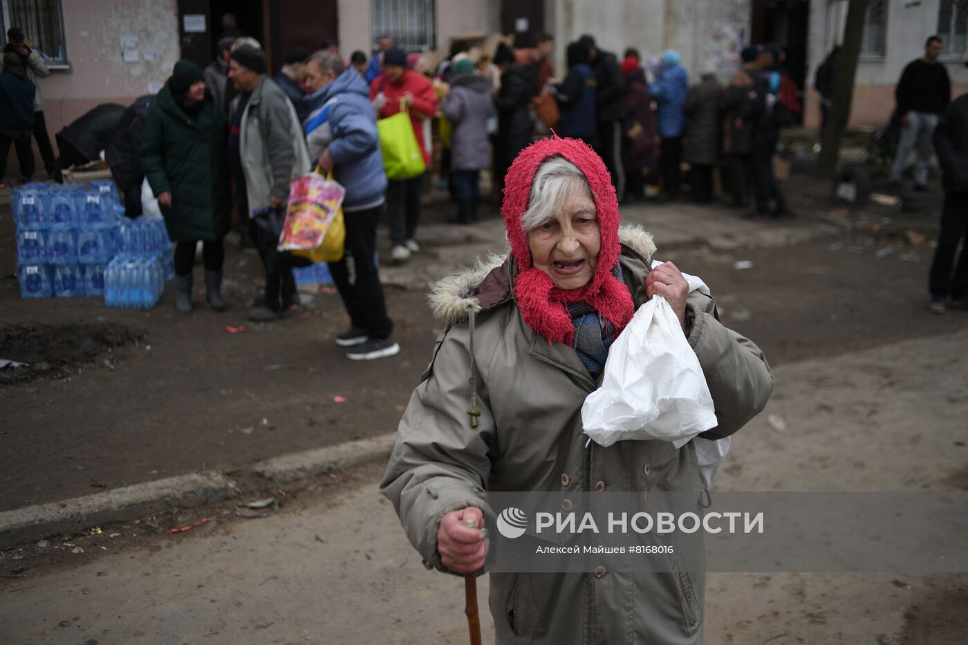 Раздача гуманитарной помощи в Рубежном