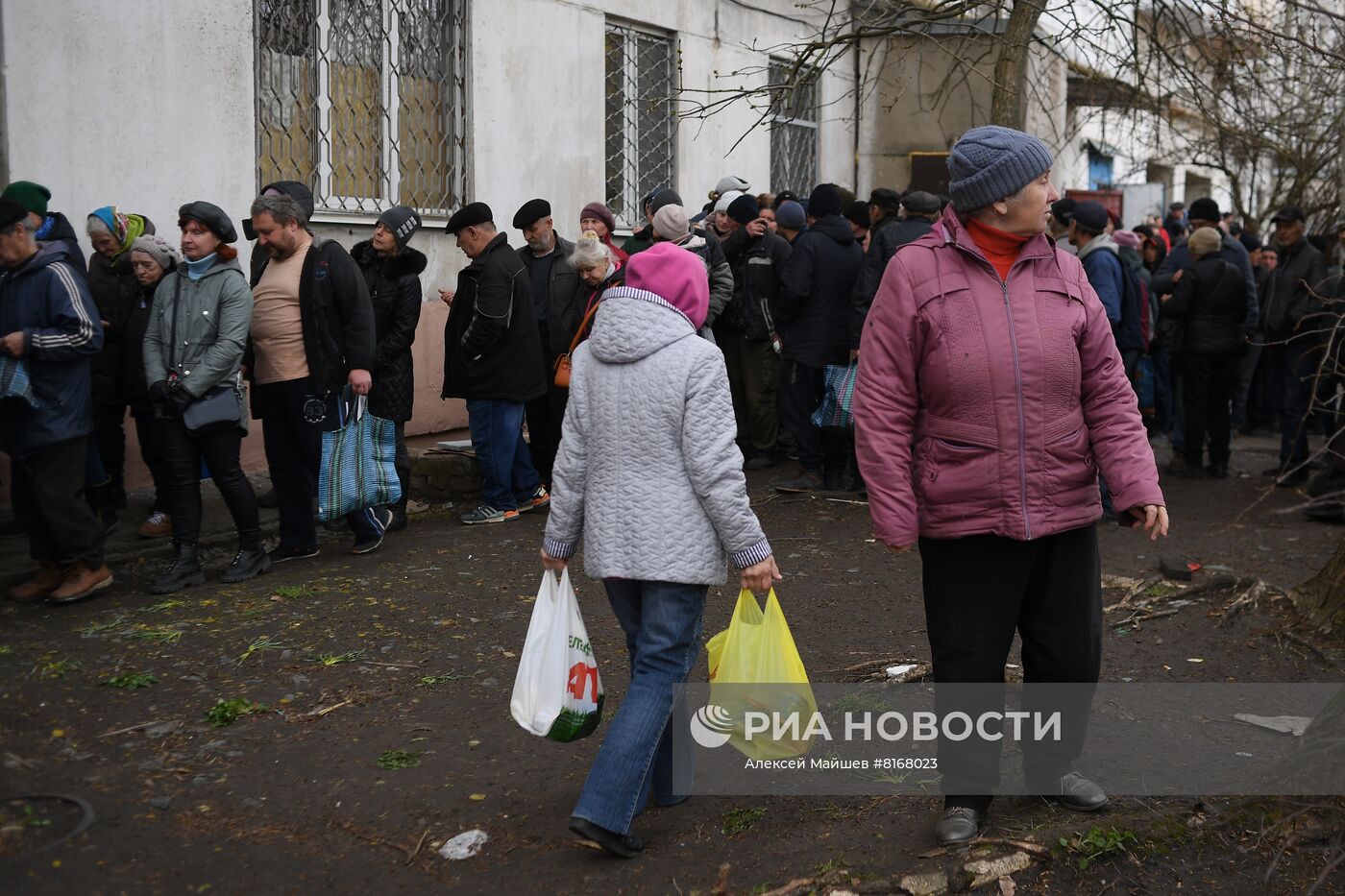 Раздача гуманитарной помощи в Рубежном