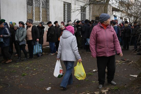 Раздача гуманитарной помощи в Рубежном