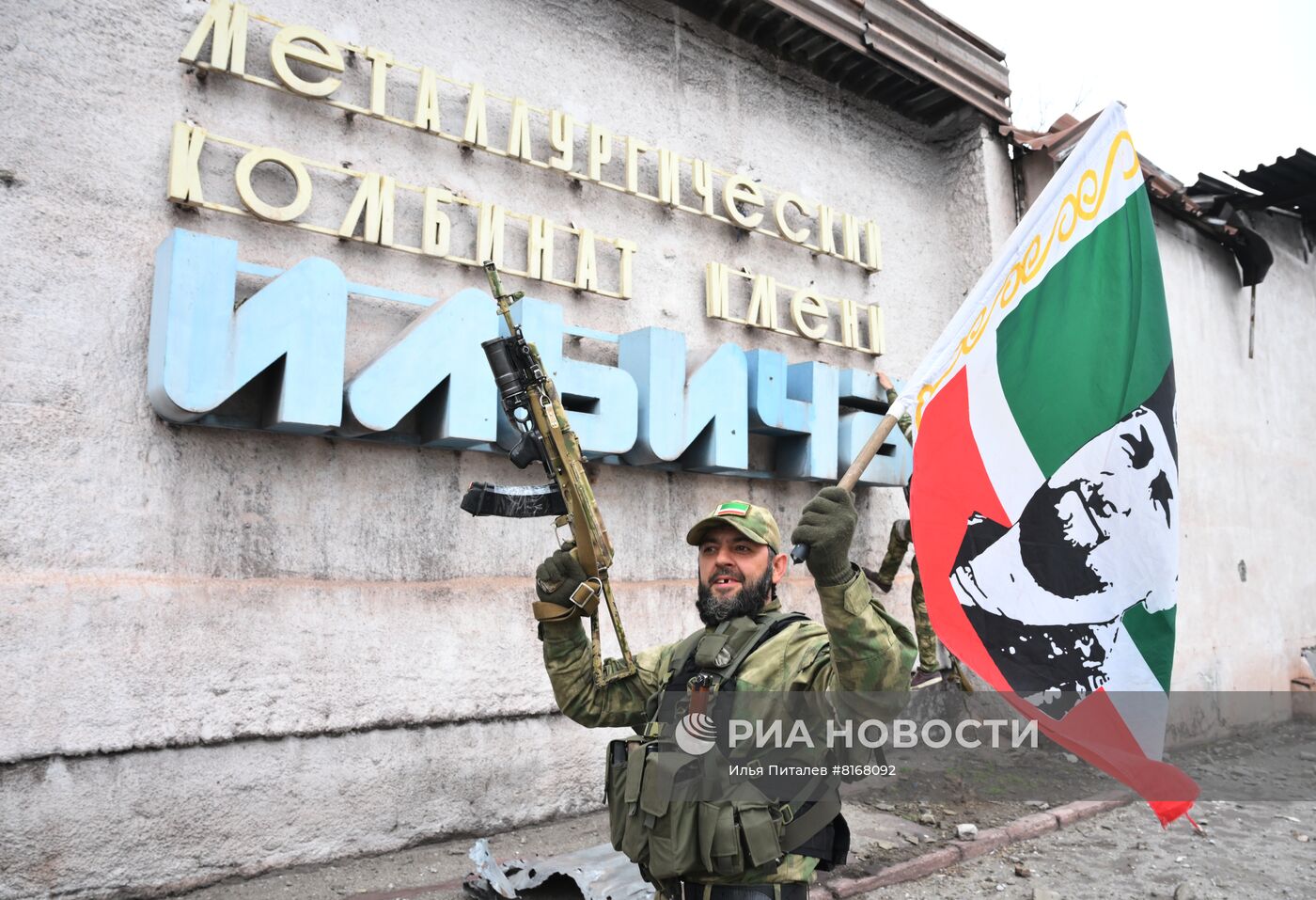 Бойцы СОБР "Ахмат" на освобожденном комбинате имени Ильича в Мариуполе