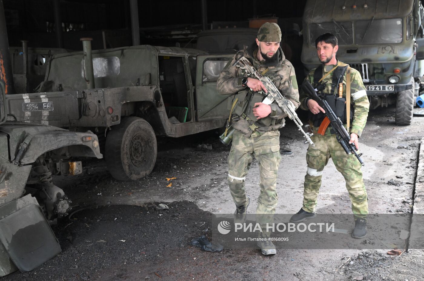 Бойцы СОБР "Ахмат" на освобожденном комбинате имени Ильича в Мариуполе