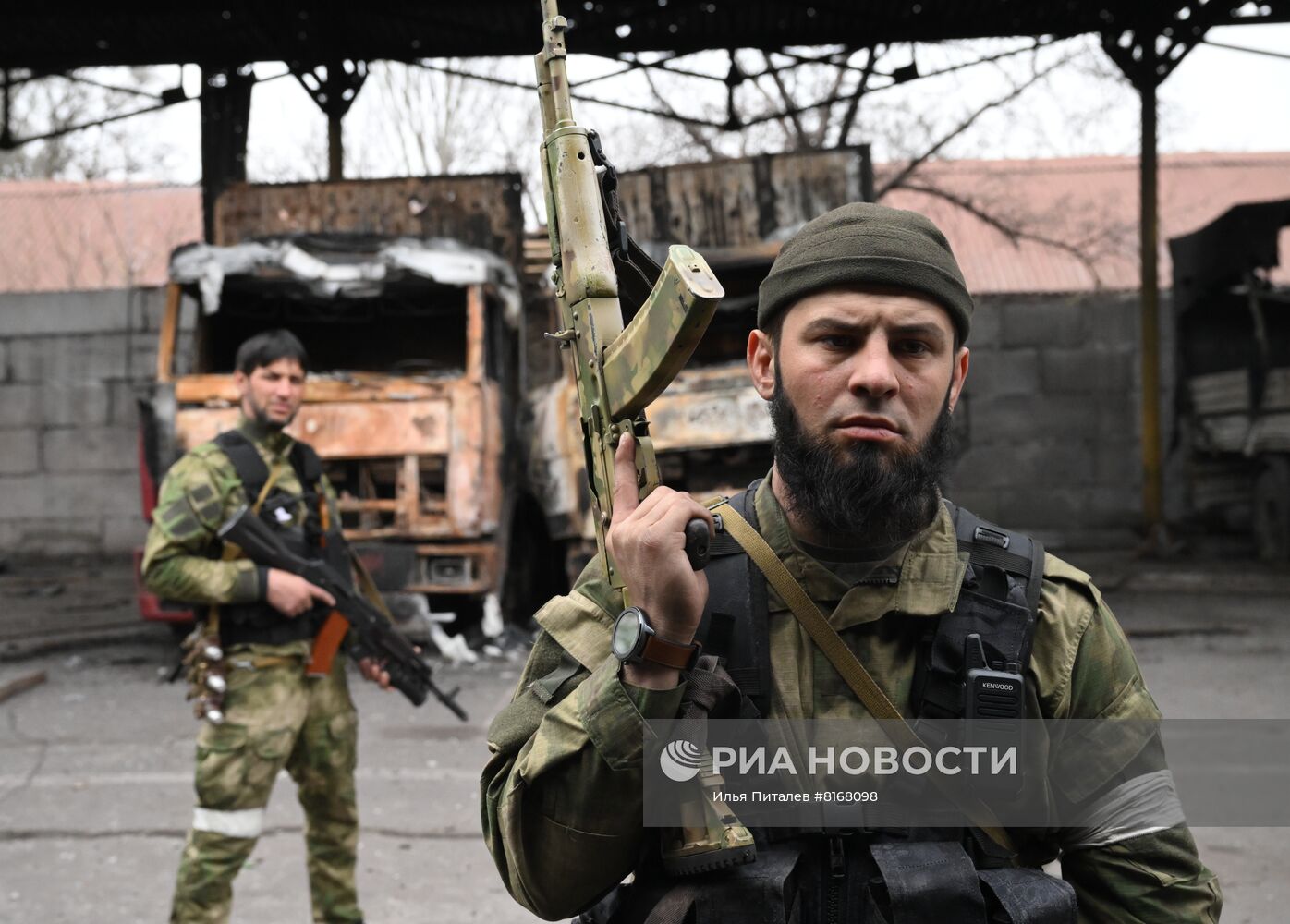 Бойцы СОБР "Ахмат" на освобожденном комбинате имени Ильича в Мариуполе