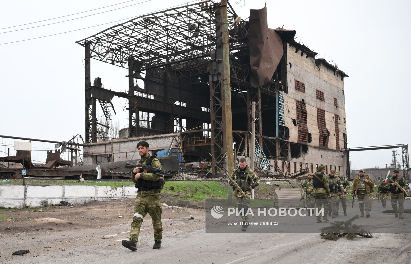 Бойцы СОБР "Ахмат" на освобожденном комбинате имени Ильича в Мариуполе