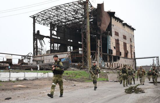 Бойцы СОБР "Ахмат" на освобожденном комбинате имени Ильича в Мариуполе