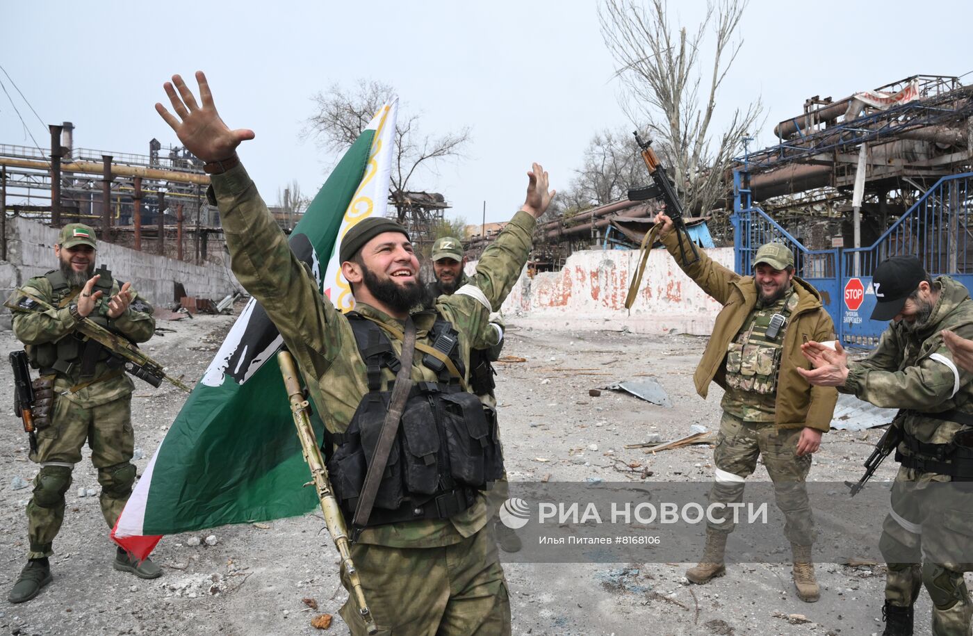 Бойцы СОБР Ахмат на освобожденном комбинате имени Ильича в Мариуполе