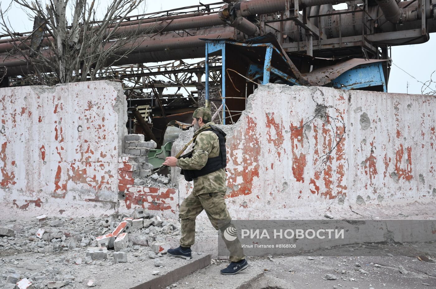 Бойцы СОБР "Ахмат" на освобожденном комбинате имени Ильича в Мариуполе