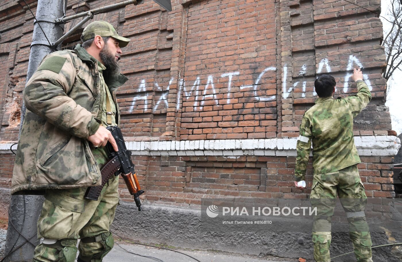 Бойцы СОБР "Ахмат" на освобожденном комбинате имени Ильича в Мариуполе