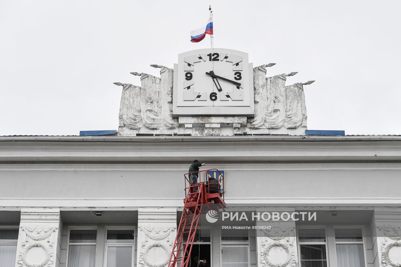 В Бердянске с администрации города сняли украинский герб 