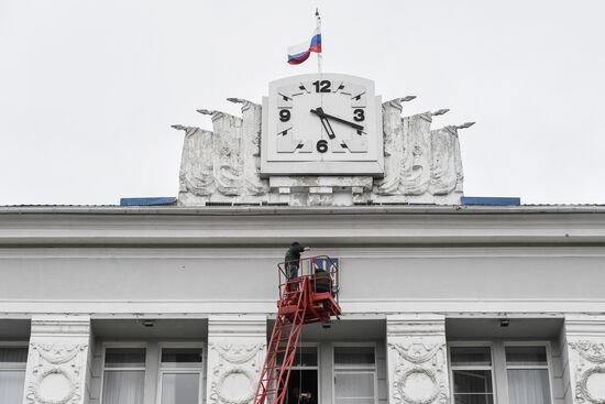 В Бердянске с администрации города сняли украинский герб 