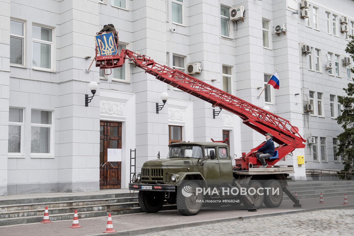 В Бердянске с администрации города сняли украинский герб 