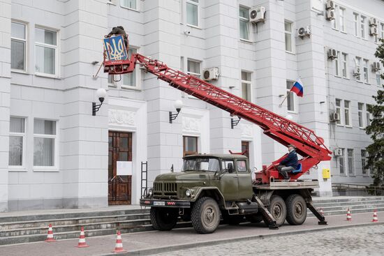 В Бердянске с администрации города сняли украинский герб 