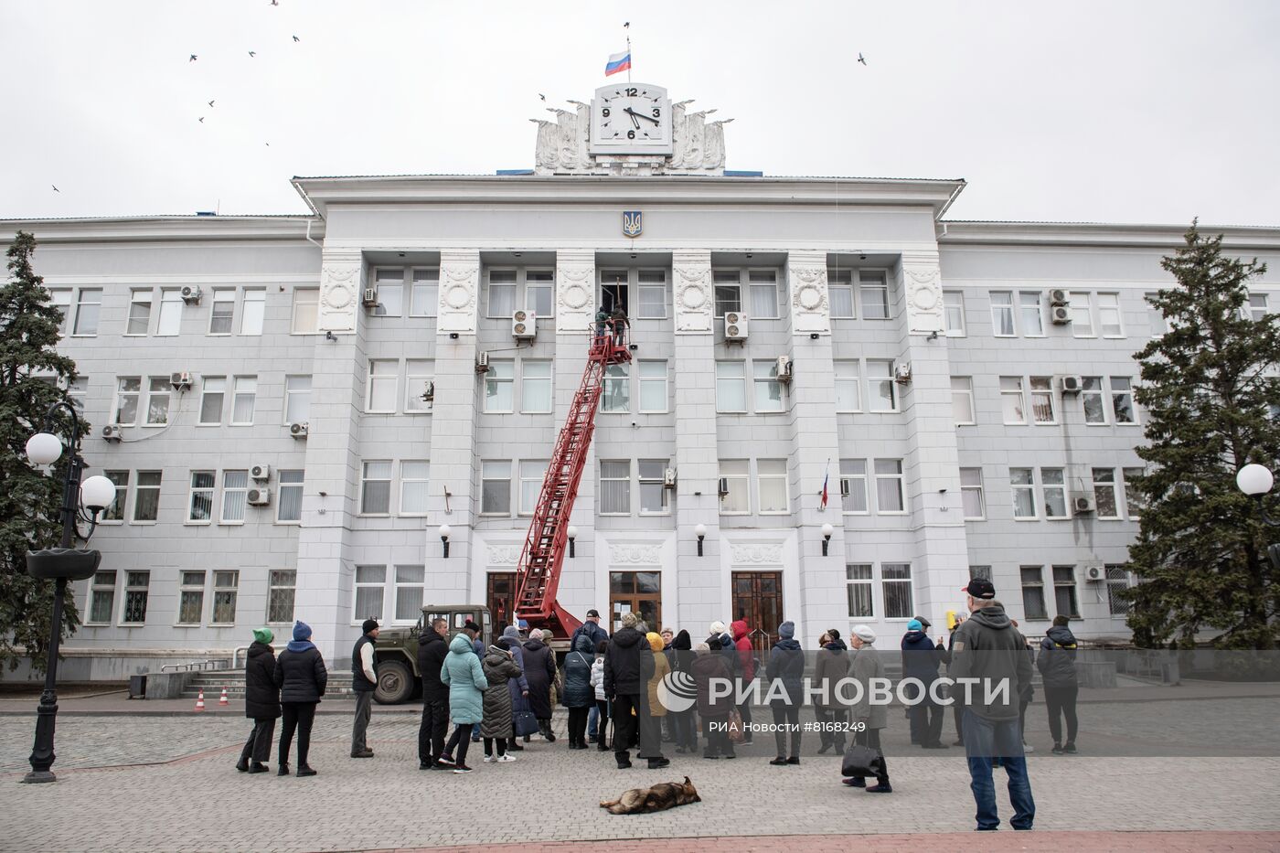 В Бердянске с администрации города сняли украинский герб | РИА Новости  Медиабанк