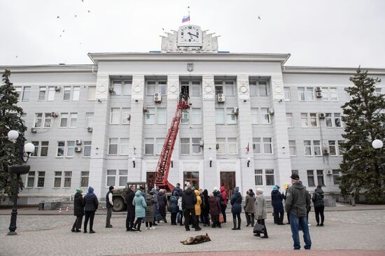 В Бердянске с администрации города сняли украинский герб 