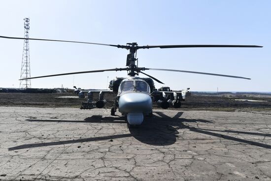 Работа экипажей вертолётов по прикрытию и сопровождению колонн на Харьковском направлении спецоперации