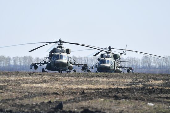 Работа экипажей вертолётов по прикрытию и сопровождению колонн на Харьковском направлении спецоперации