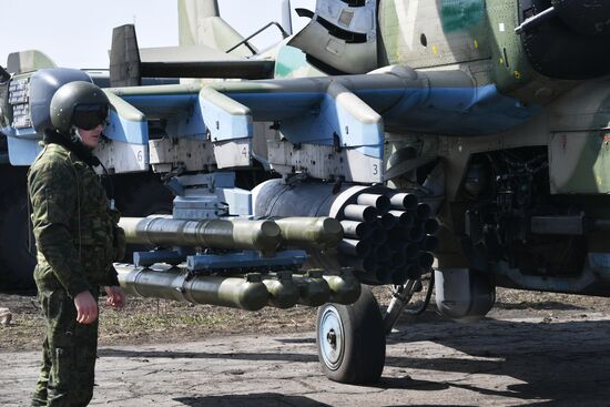 Работа экипажей вертолётов по прикрытию и сопровождению колонн на Харьковском направлении спецоперации