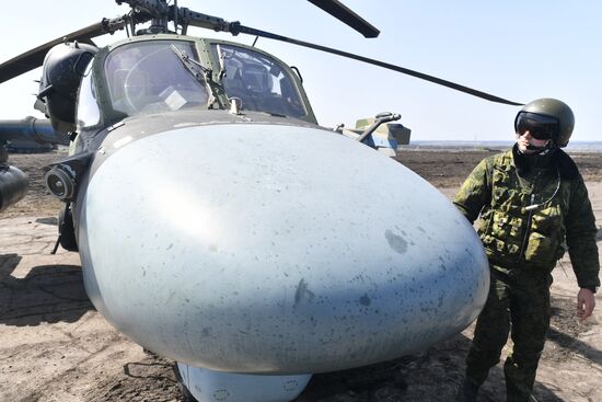 Работа экипажей вертолётов по прикрытию и сопровождению колонн на Харьковском направлении спецоперации