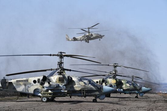 Работа экипажей вертолётов по прикрытию и сопровождению колонн на Харьковском направлении спецоперации