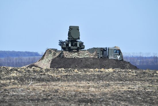 Работа экипажей вертолётов по прикрытию и сопровождению колонн на Харьковском направлении спецоперации