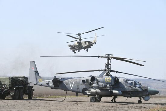 Работа экипажей вертолётов по прикрытию и сопровождению колонн на Харьковском направлении спецоперации