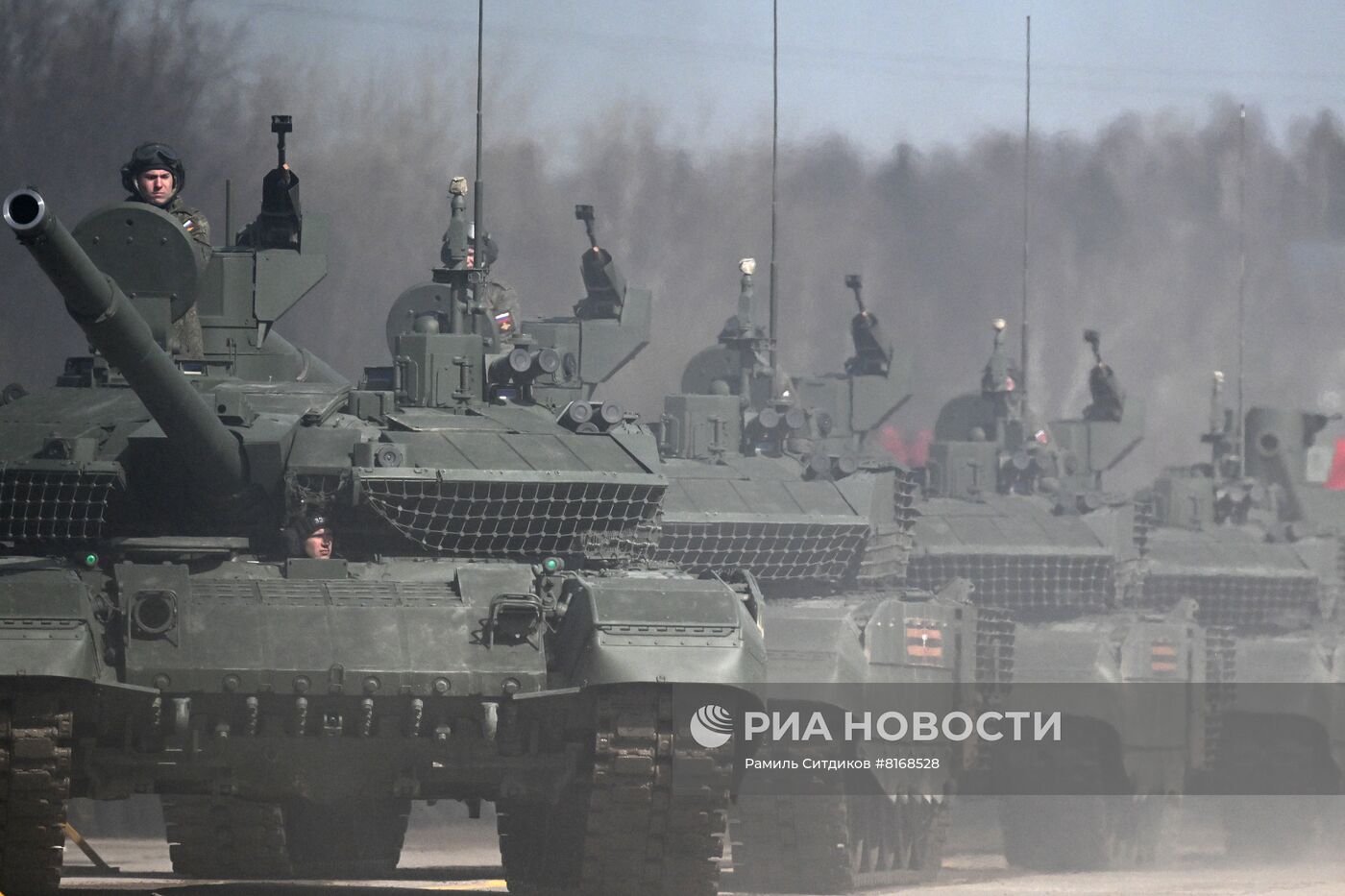 Совместная репетиция парада Победы на полигоне Алабино