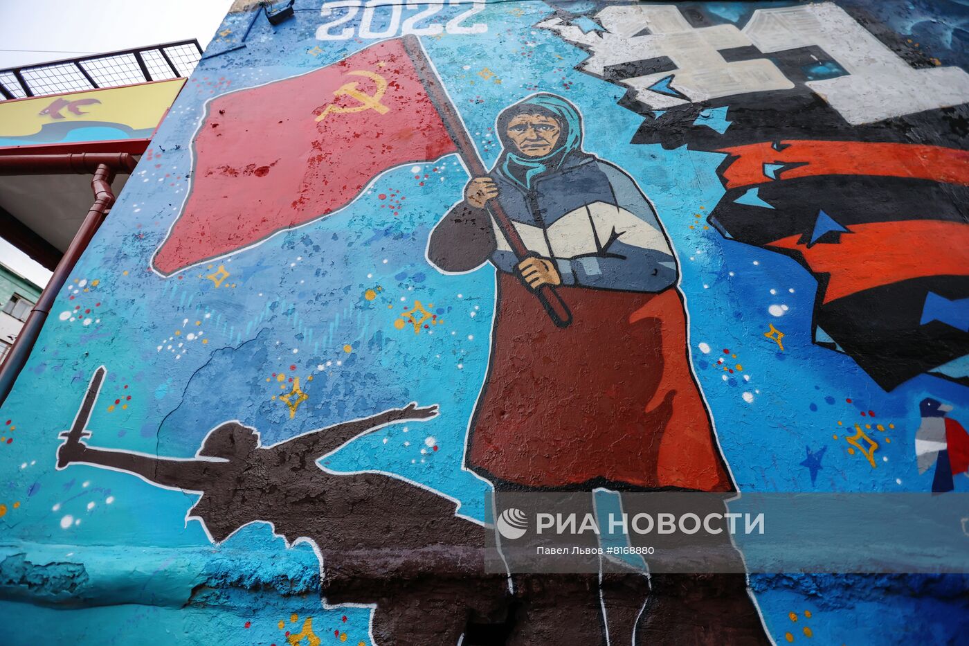 Граффити с изображением украинской бабушки с красным флагом в Мурманске