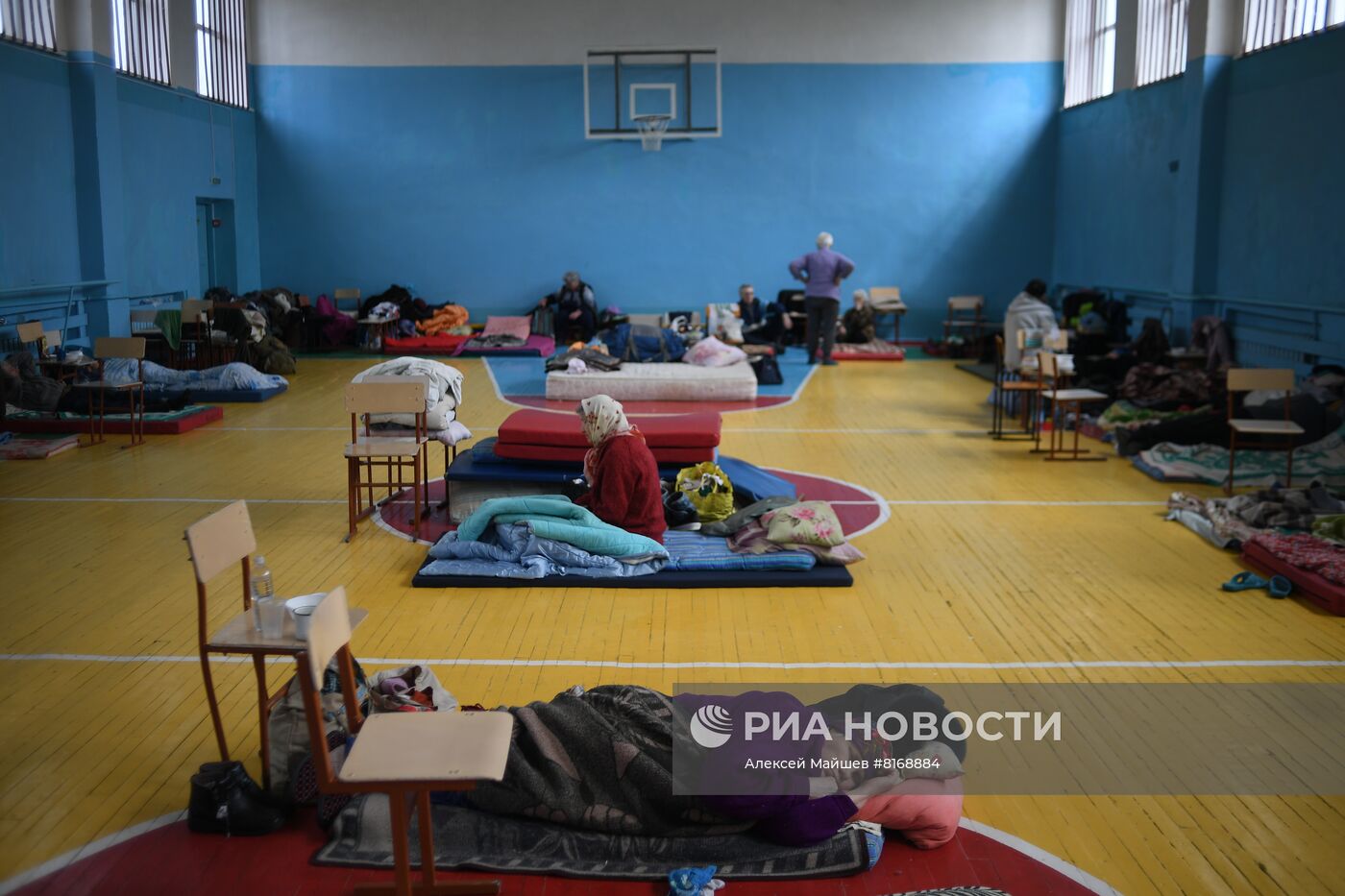 Беженцы из Рубежного в школе города Старобельска