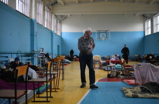 Беженцы из Рубежного в школе города Старобельска