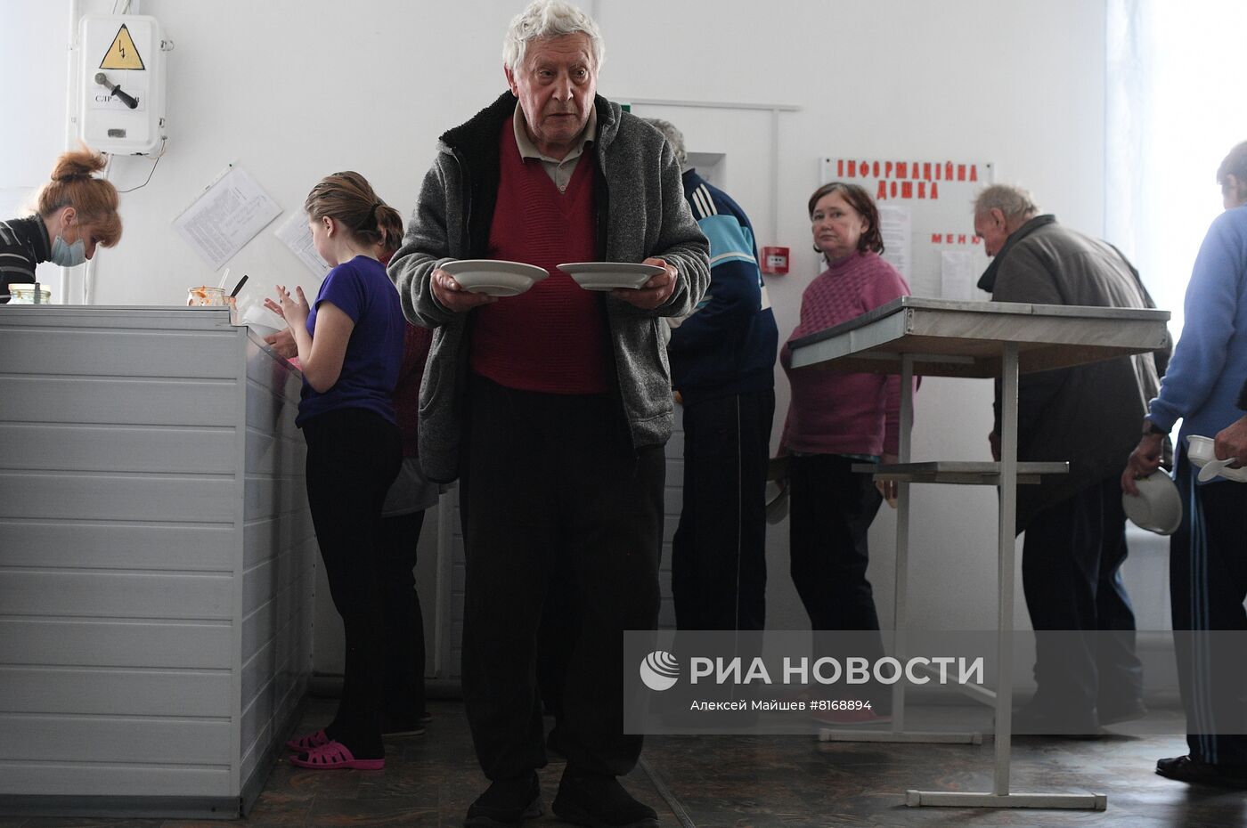 Беженцы из Рубежного в школе города Старобельска