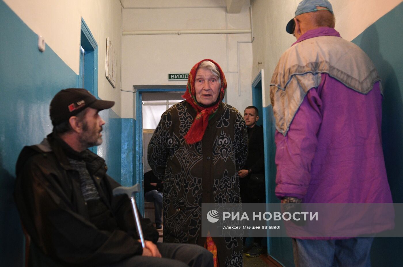 Беженцы из Рубежного в школе города Старобельска